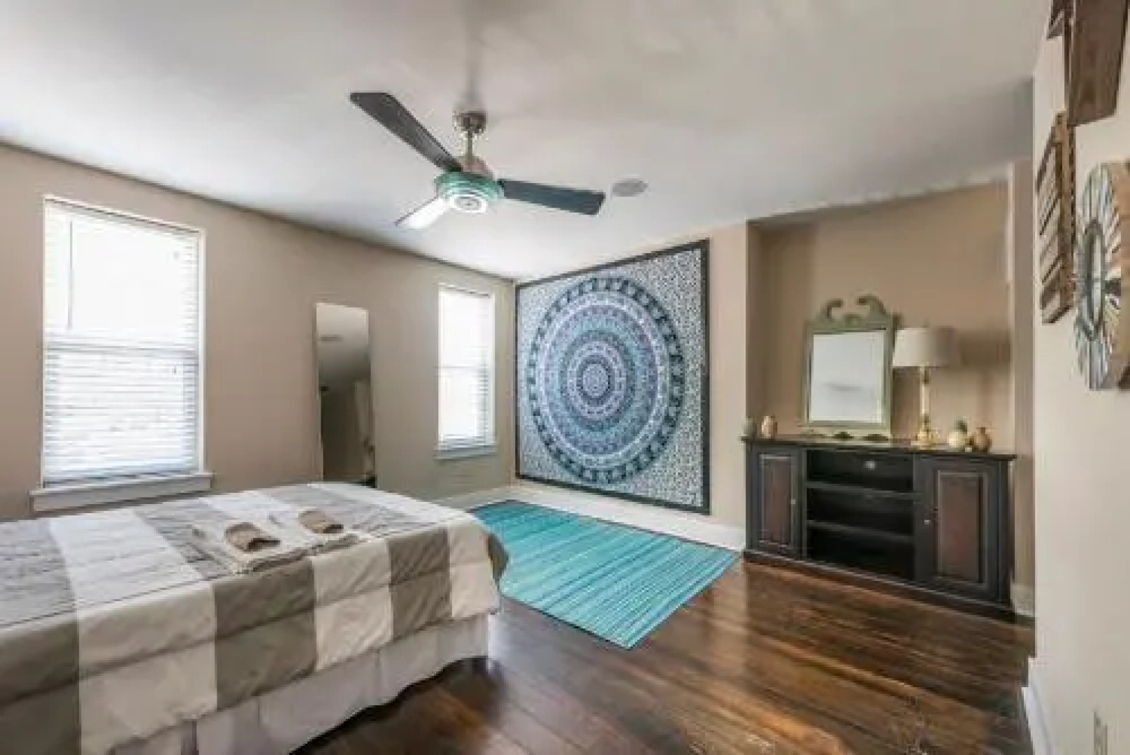 Gorgeous! Parking! Park Front!