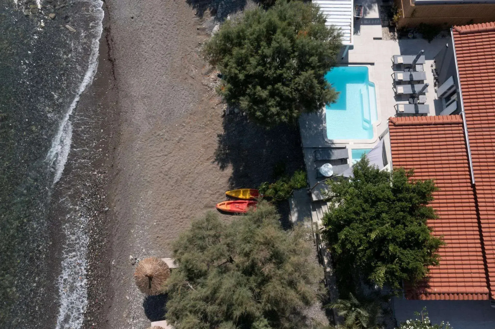 NIKKON LUXURY LIVING is a luxury private villa, in top of the sea.Enjoy LUXURY.