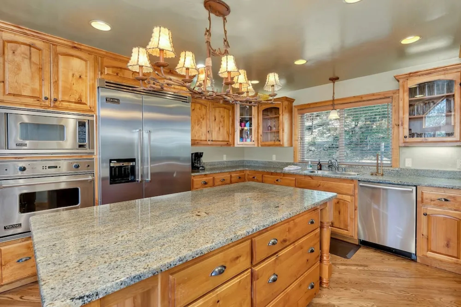 Bass Lake Beauty! 4 BDR Sleeps 16, Lakefront Views