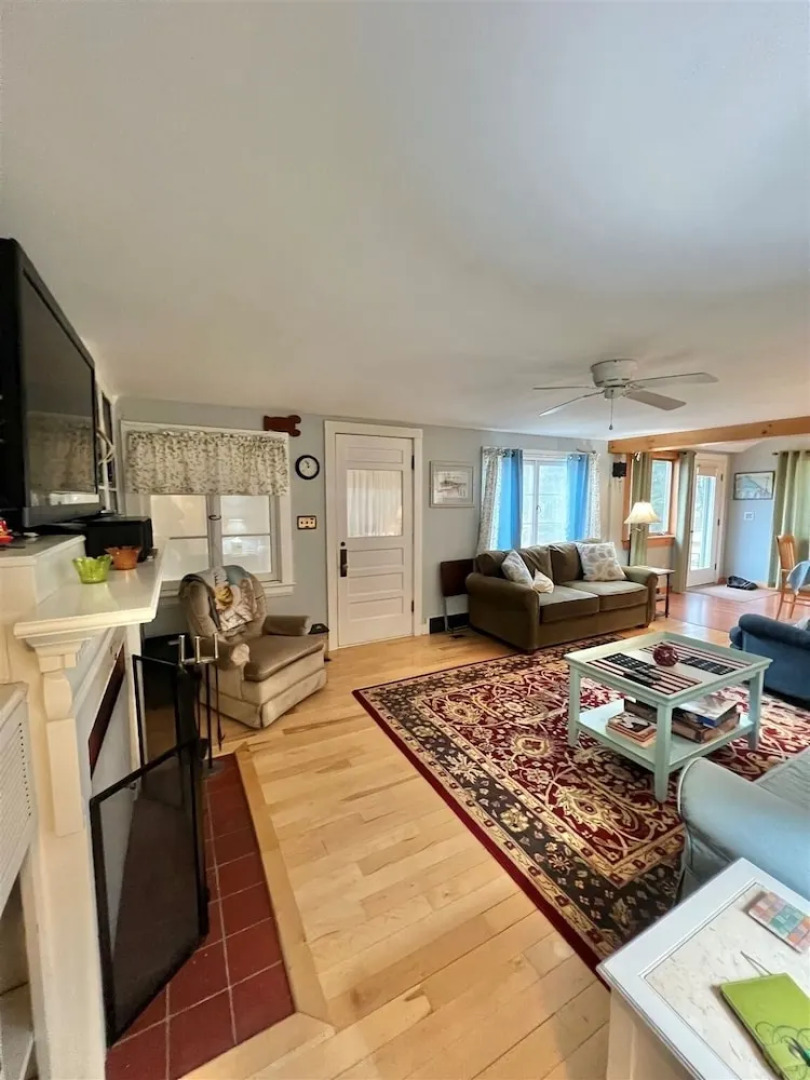 Mary's Lakeview - Limit 10 4 Bedroom Home by RedAwning