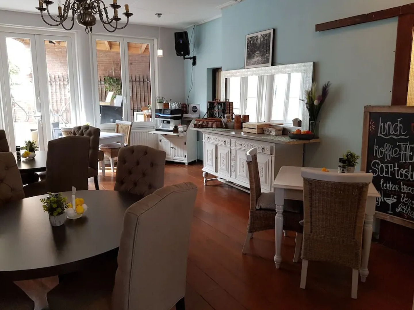 Cafe pension The Chandelier