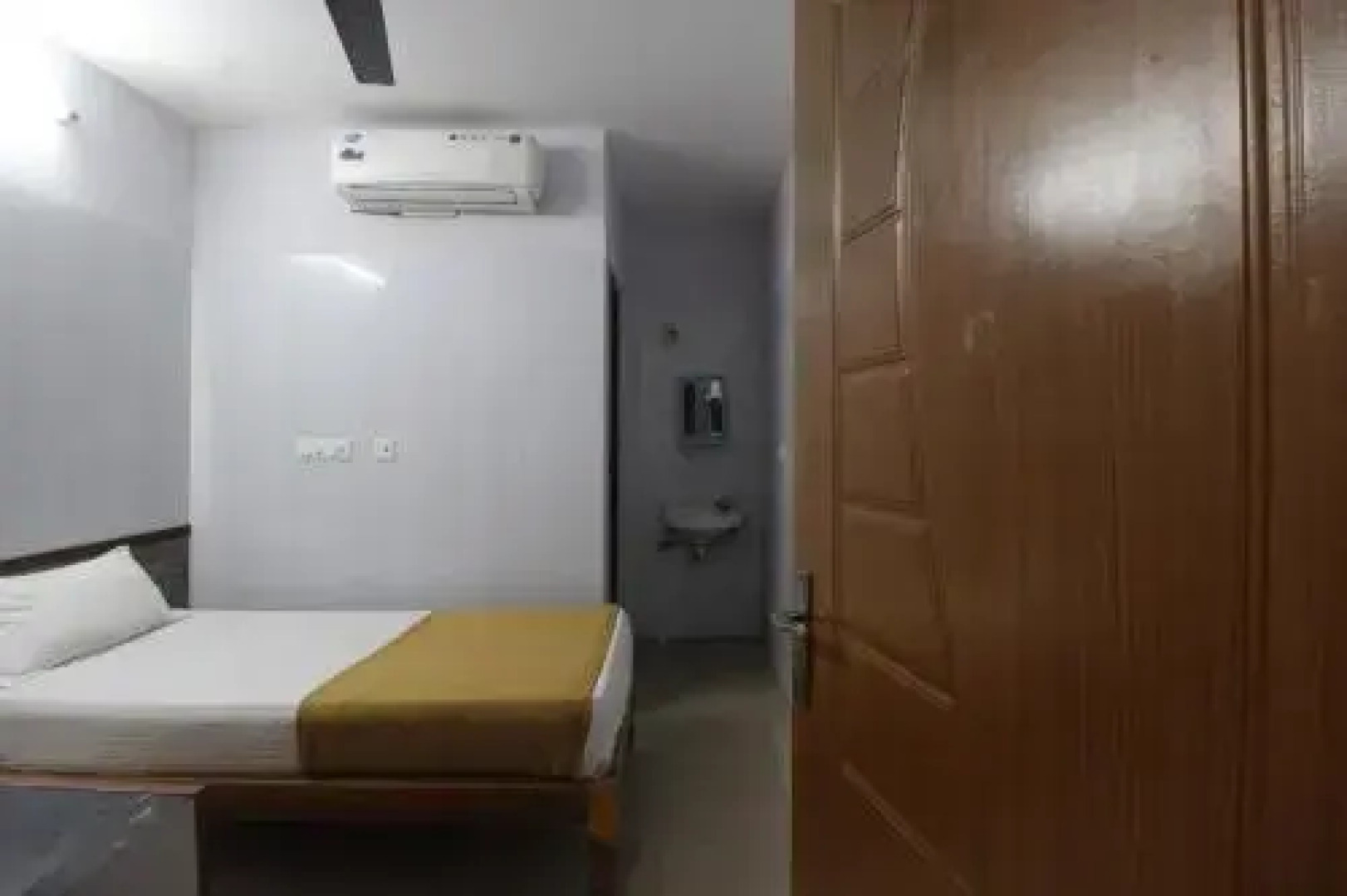 OYO 61145 J.K.S. Deluxe Lodge