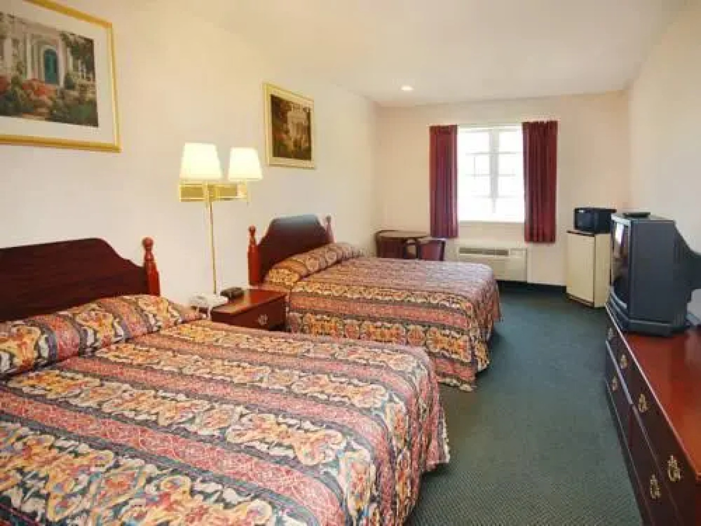 Econo Lodge Inn & Suites Downtown