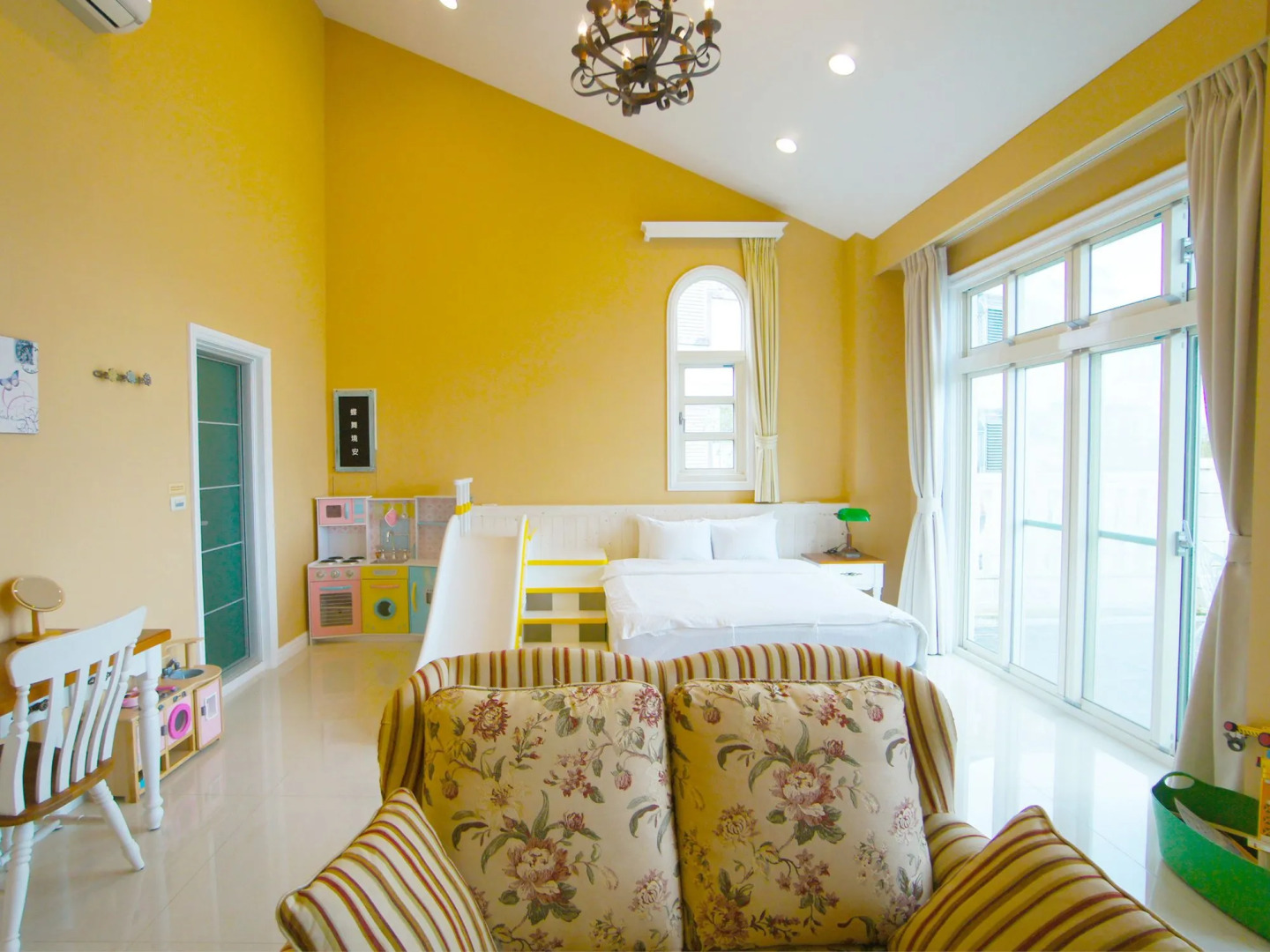 Dancing Butterfly Slide Family Inn