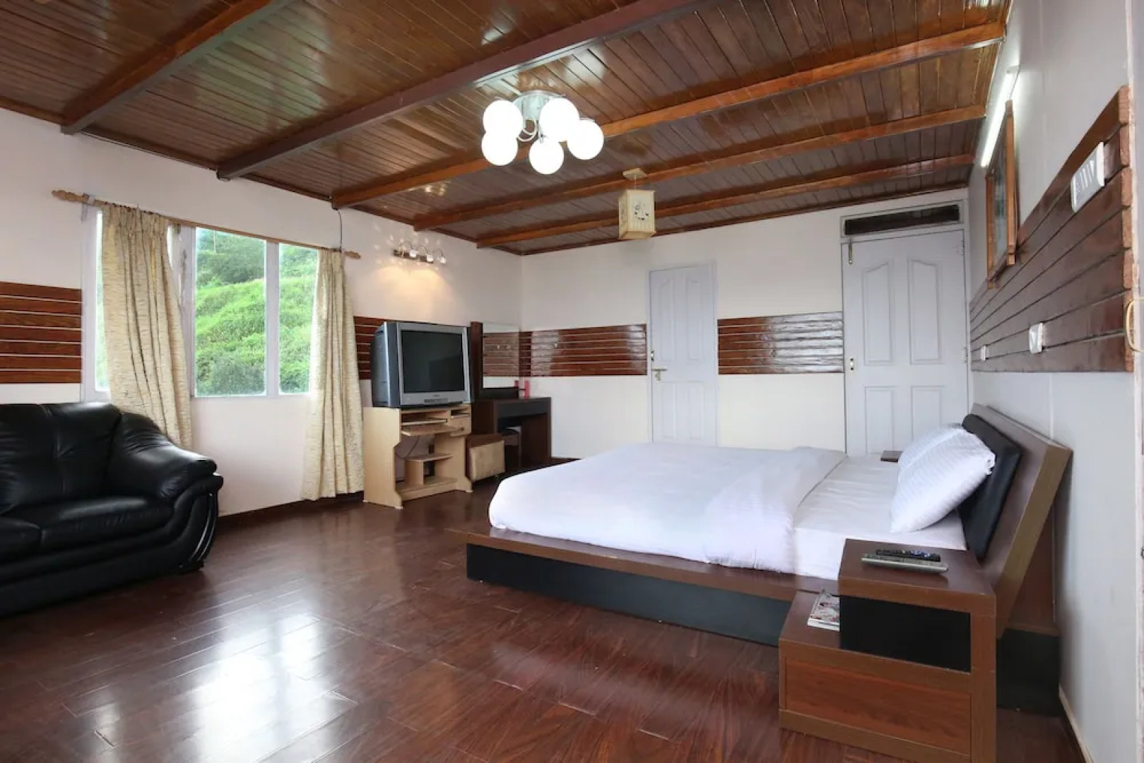 OYO 9346 Home Spacious 4BHK Valley View Fagu