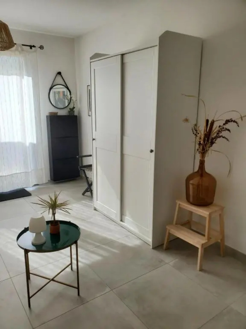 Charmant studio moderne avec extérieur