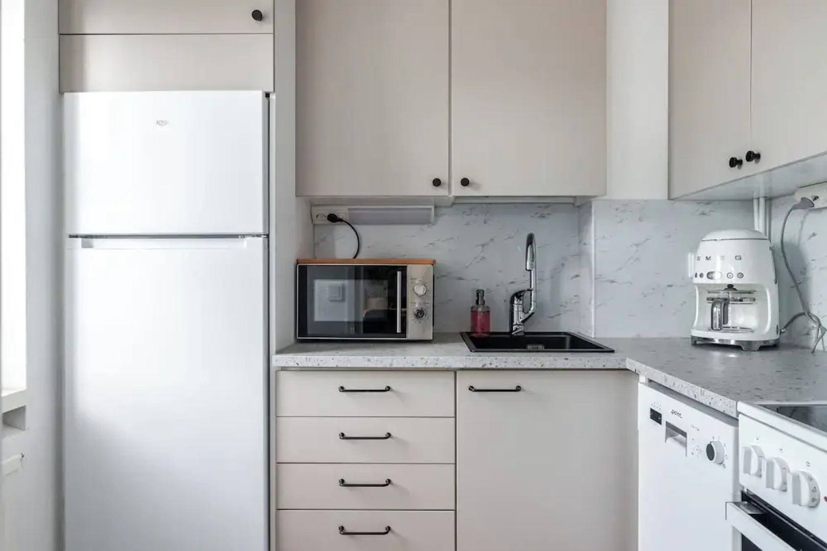 Bright & Cozy, Renovated Studio in the Center