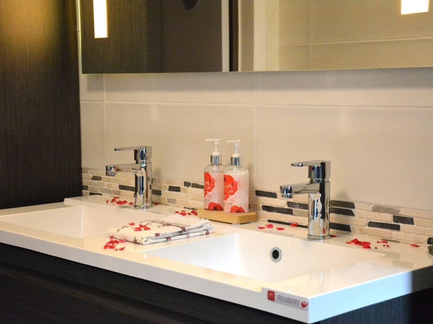 Chalet Renovated with Great Care, Large Garden, Direct Access To the River