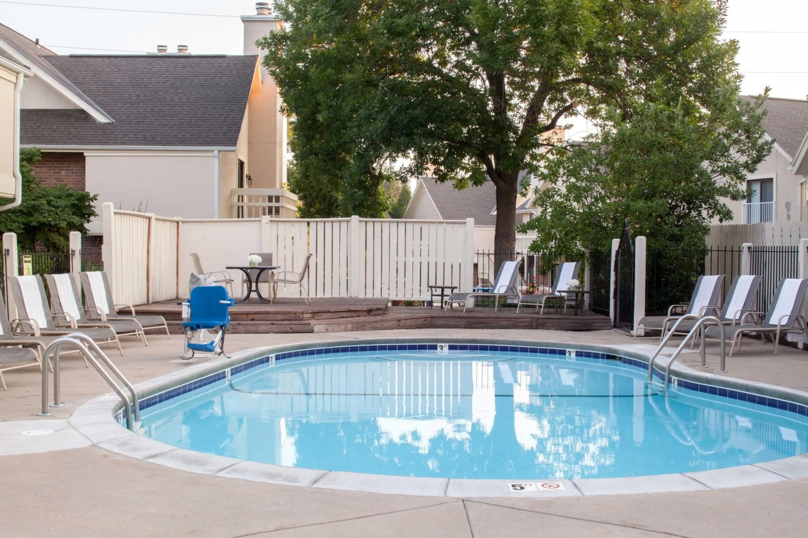 Cloverleaf Suites Kansas City - Overland Park