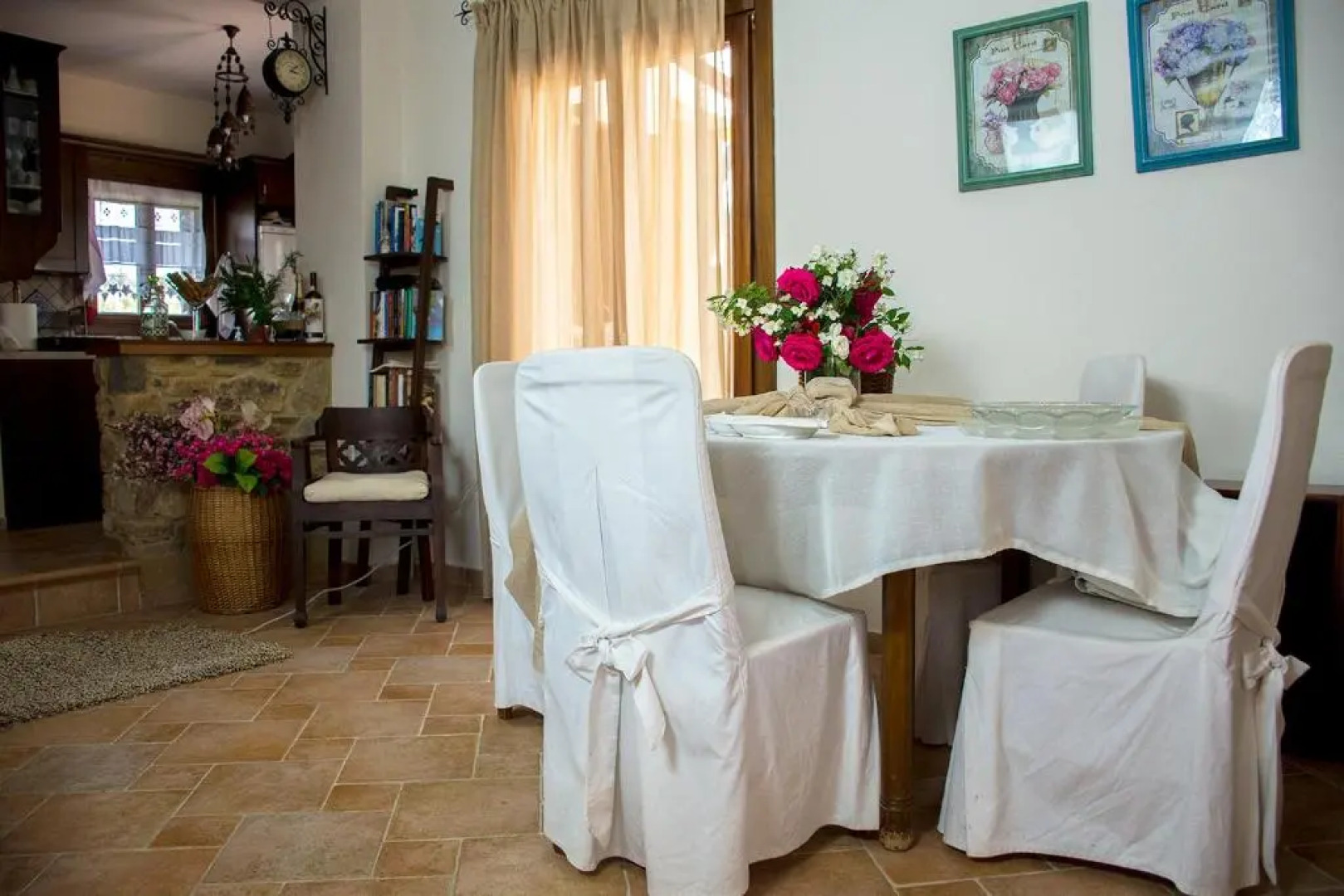 Rustic, luxurious,garden villa 70m from the sea