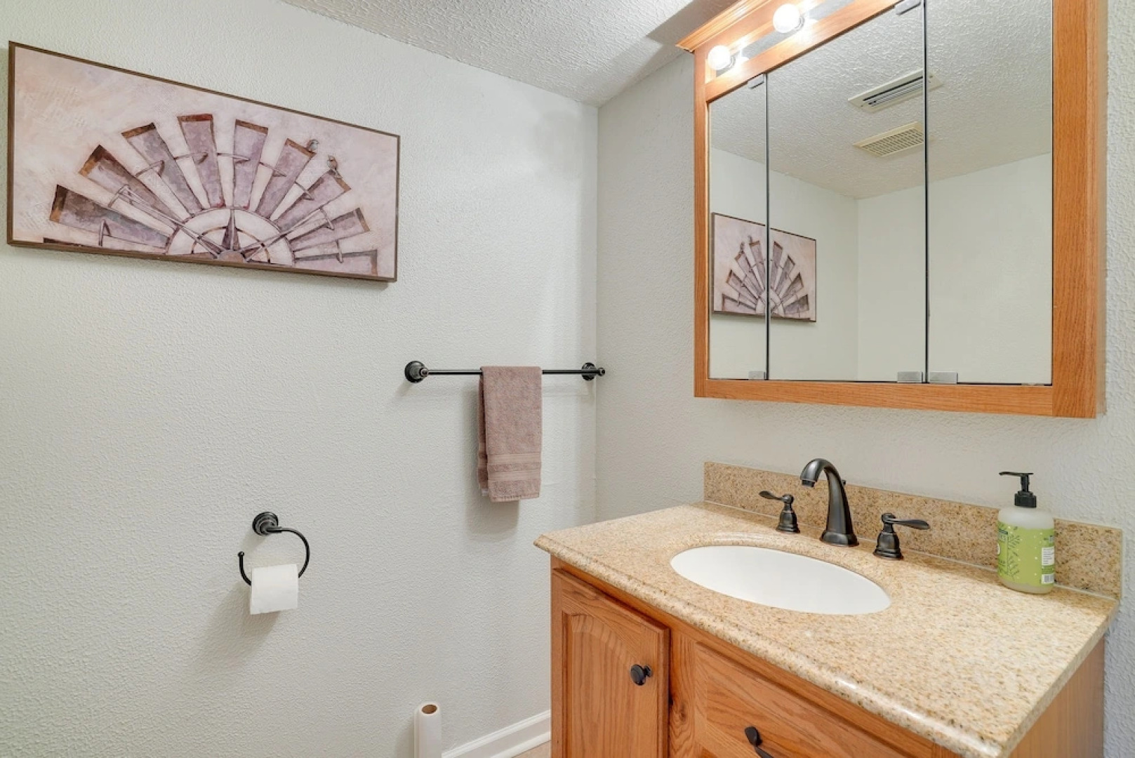 Bossier City Townhome w/ Patio + Outdoor Dining!