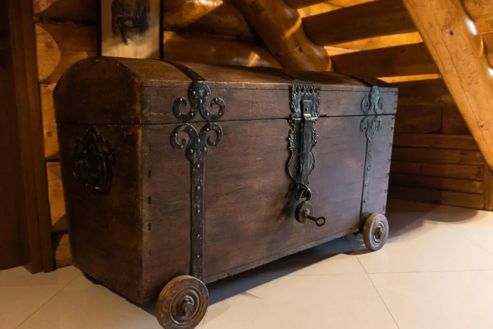 RetroHouse - Adults Only