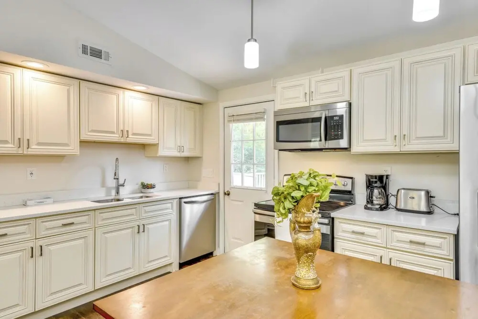 2 Mi to Lake Michigan: Pet-friendly Sawyer Apt