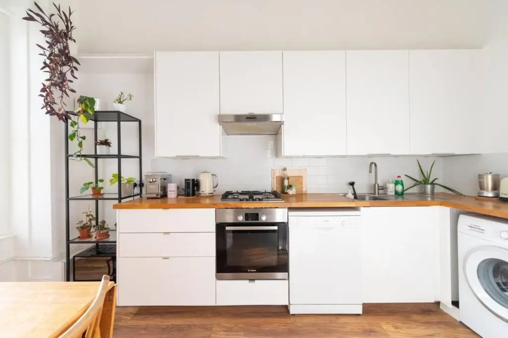 Spacious 2 bedroom sea view flat. Sleeps 6