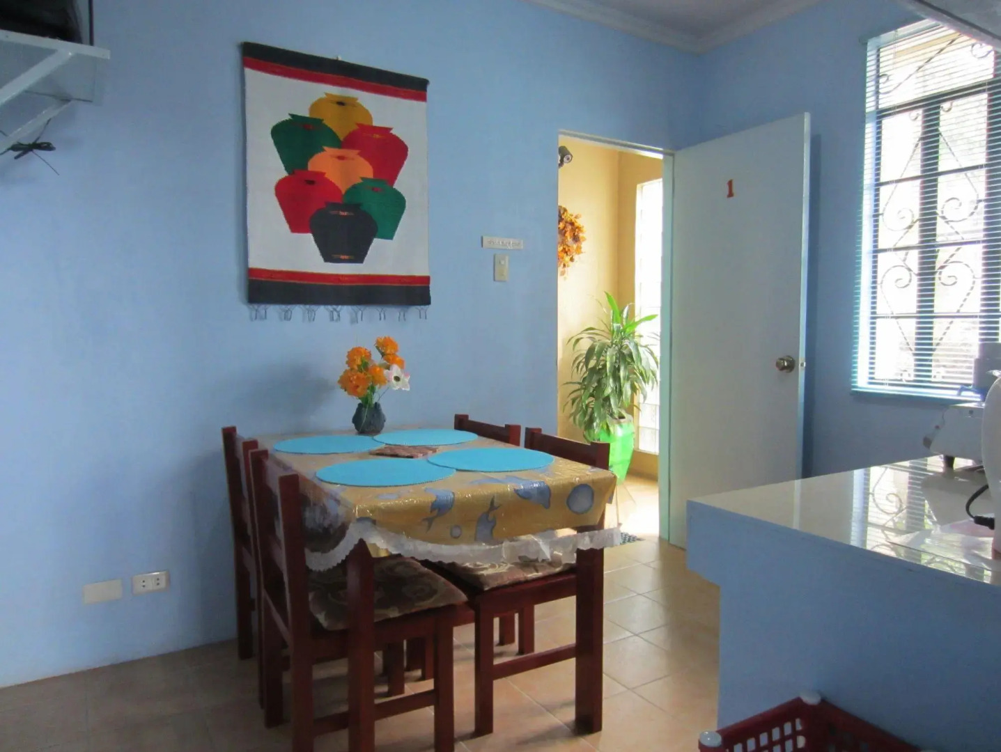 Lyn's Do Drop Inn Transient House