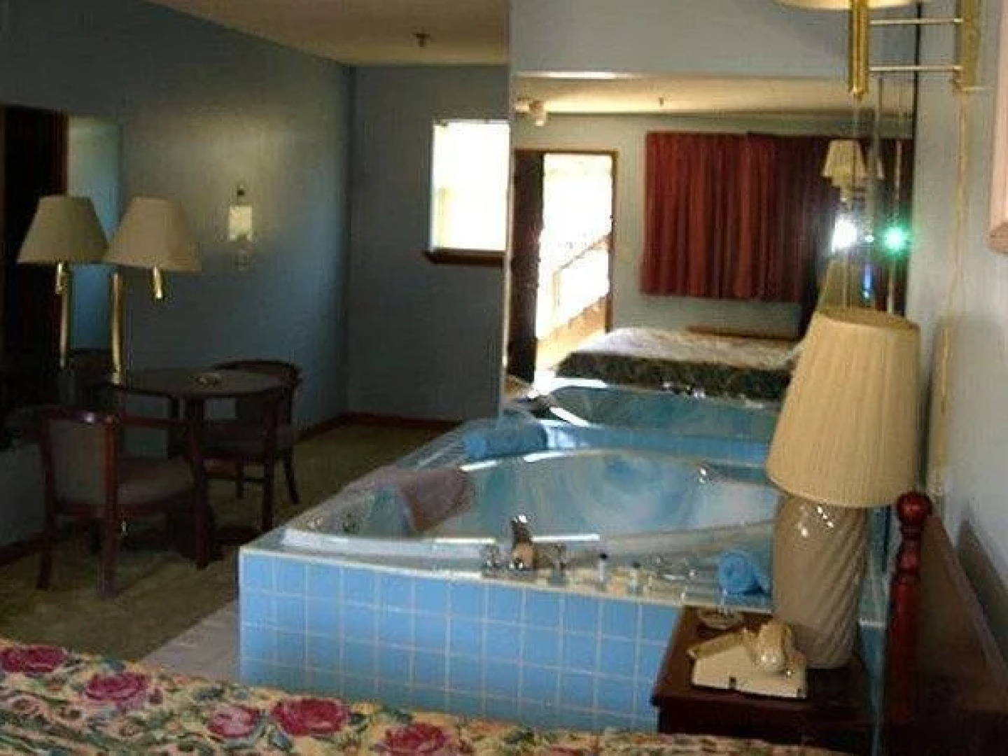 Colonial Inn & Suites