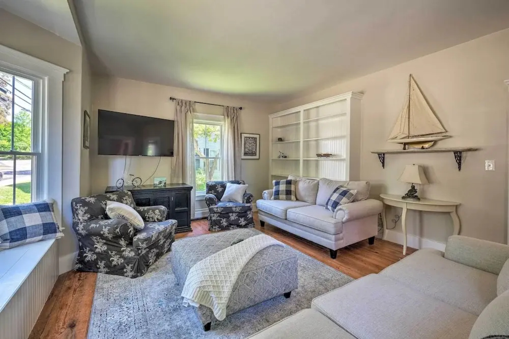 Bright Lake Winnipesaukee Home - Walk to Town