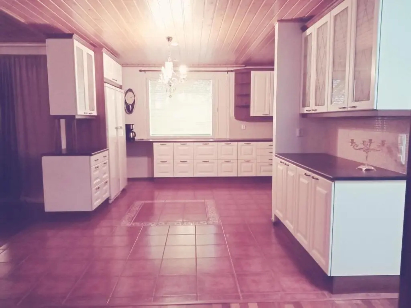 Tilava omakotitalo lähellä palveluita