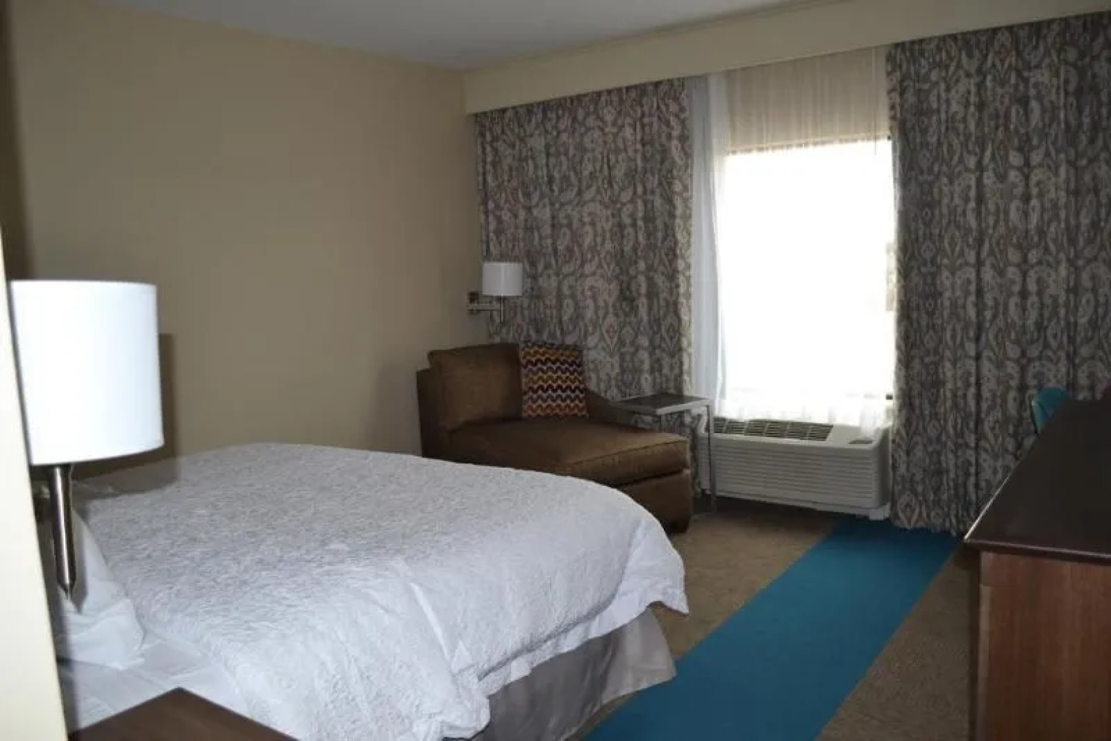 Flag Point Inn & Suites Pratt By Fairbridge