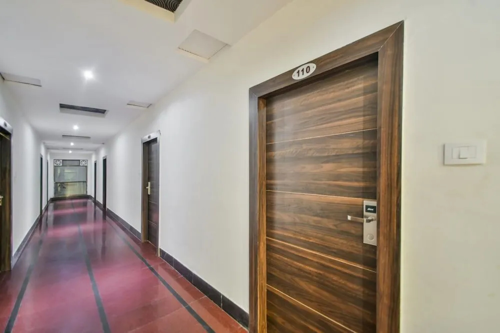 Capital O 39418 Hotel Harsh Deep