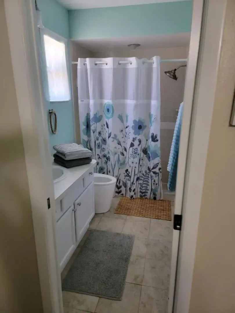 3 bedrooms house with private, heated pool 8 miles to Siesta Key Beach,