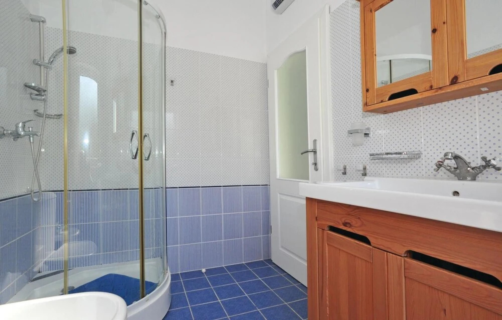 Nice Home in Slatine with Hot Tub, WiFi & 3 Bedrooms