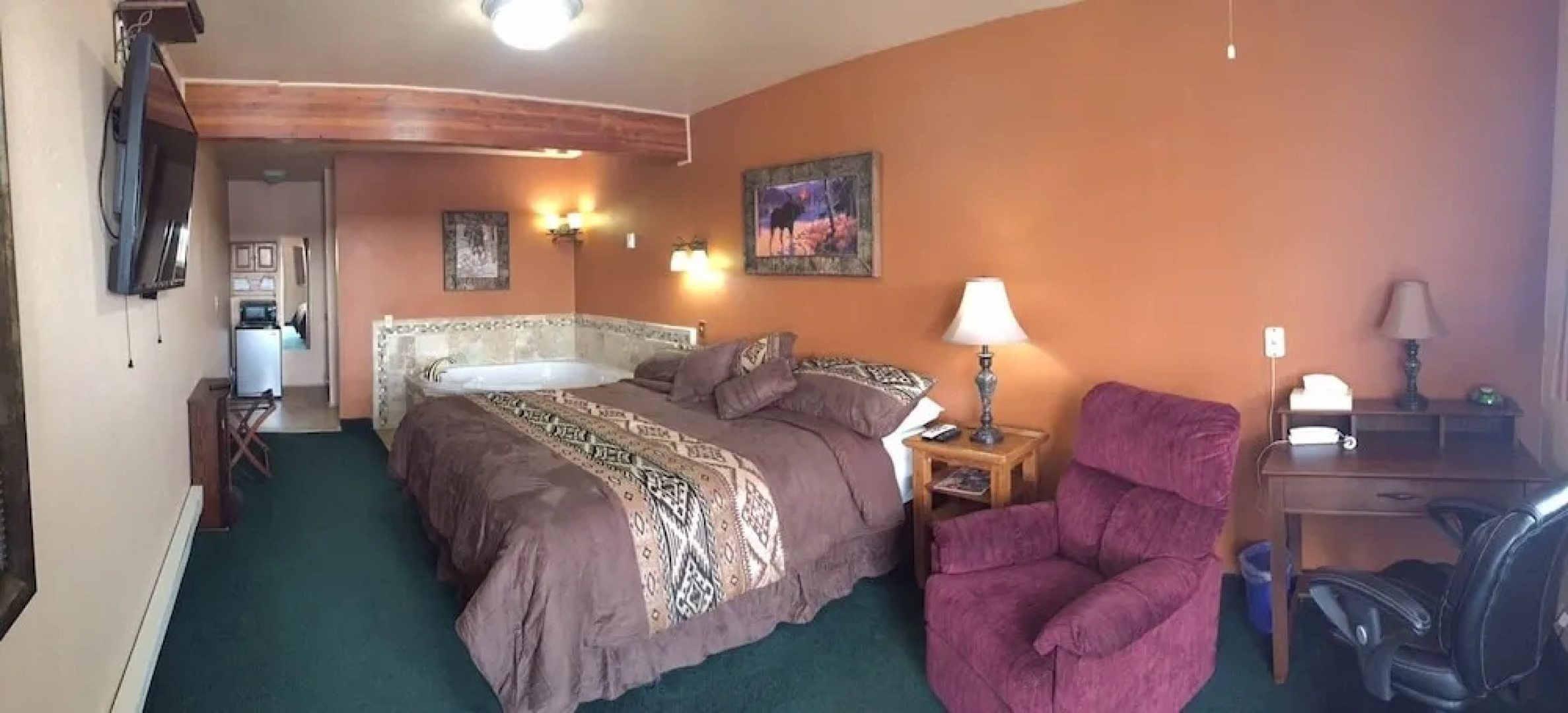 Going-To-The-Sun Inn & Suites