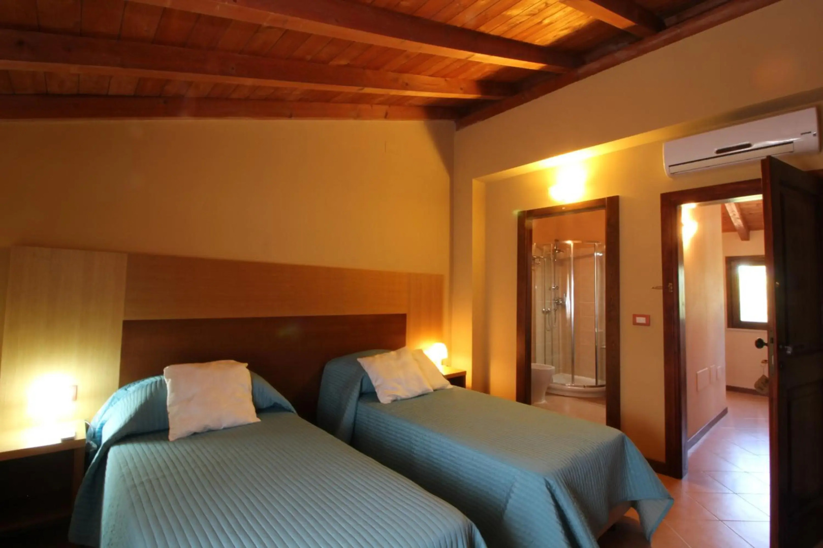 Villa Diana, Marche - intera struttura con piscina