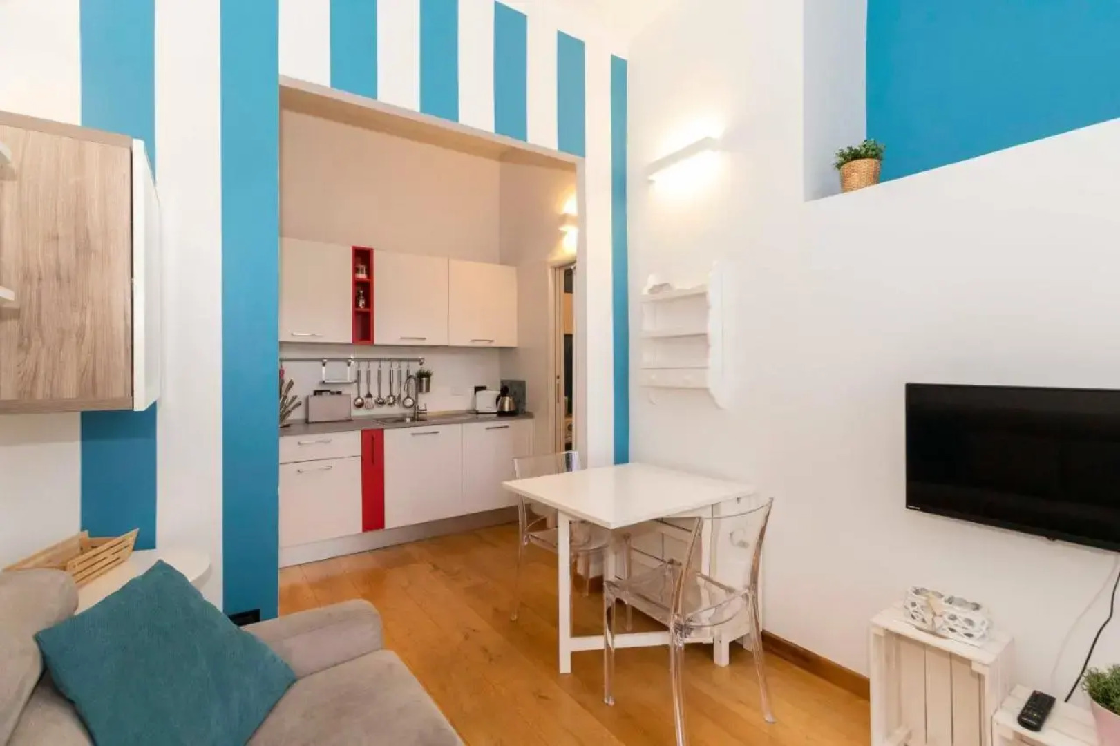 BOOK NOW! Apt x4 a few steps from Valentino's Park