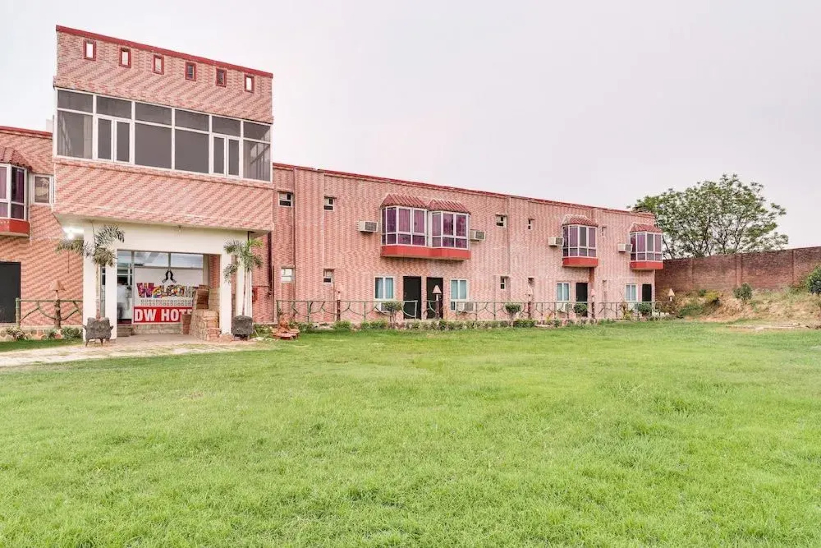 Capital O 43516 Dream World Resort