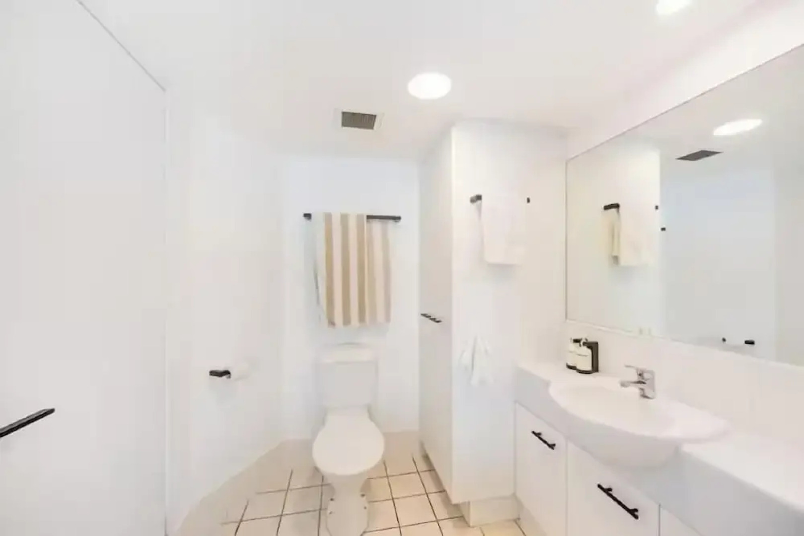 Wake to the Waves - Oceanfront Apartment