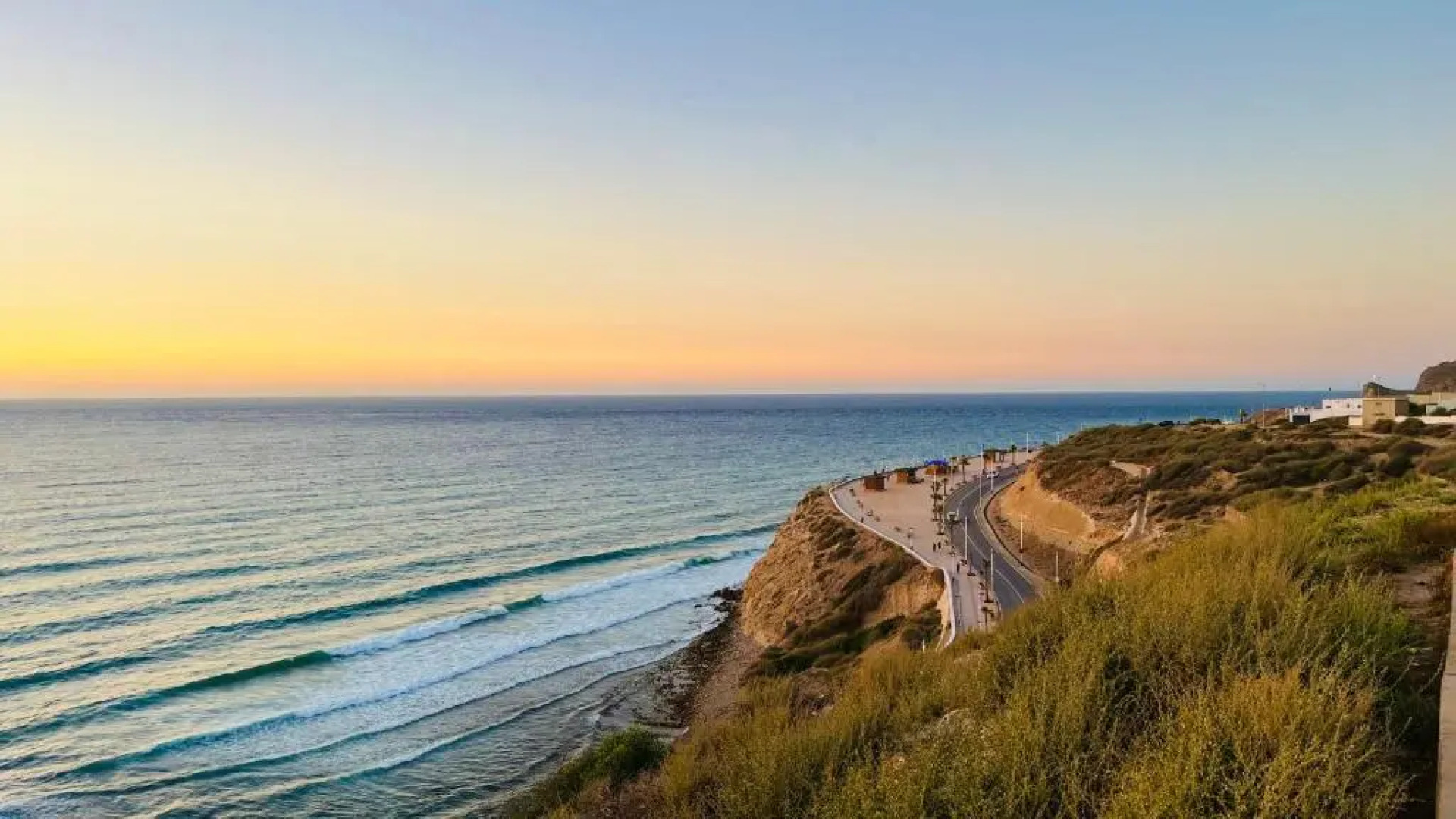 Seaside View: Enjoy Sunsets at fully equipped Apt.