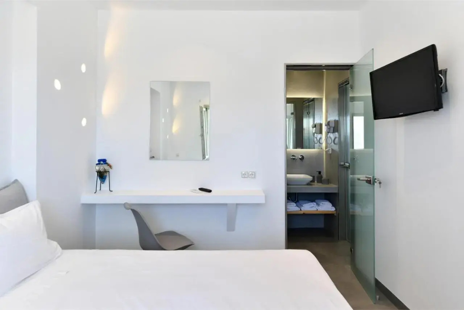 Lorenzo Studios and Suites Paros