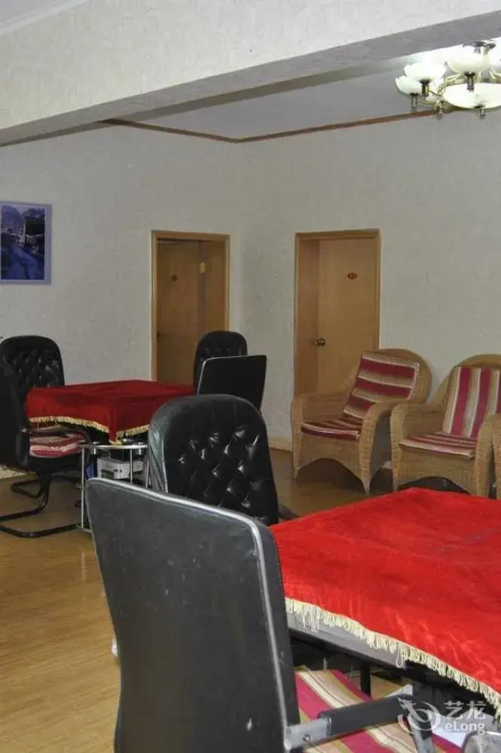 Lixian County Taoping Qiang Village Erma Inn