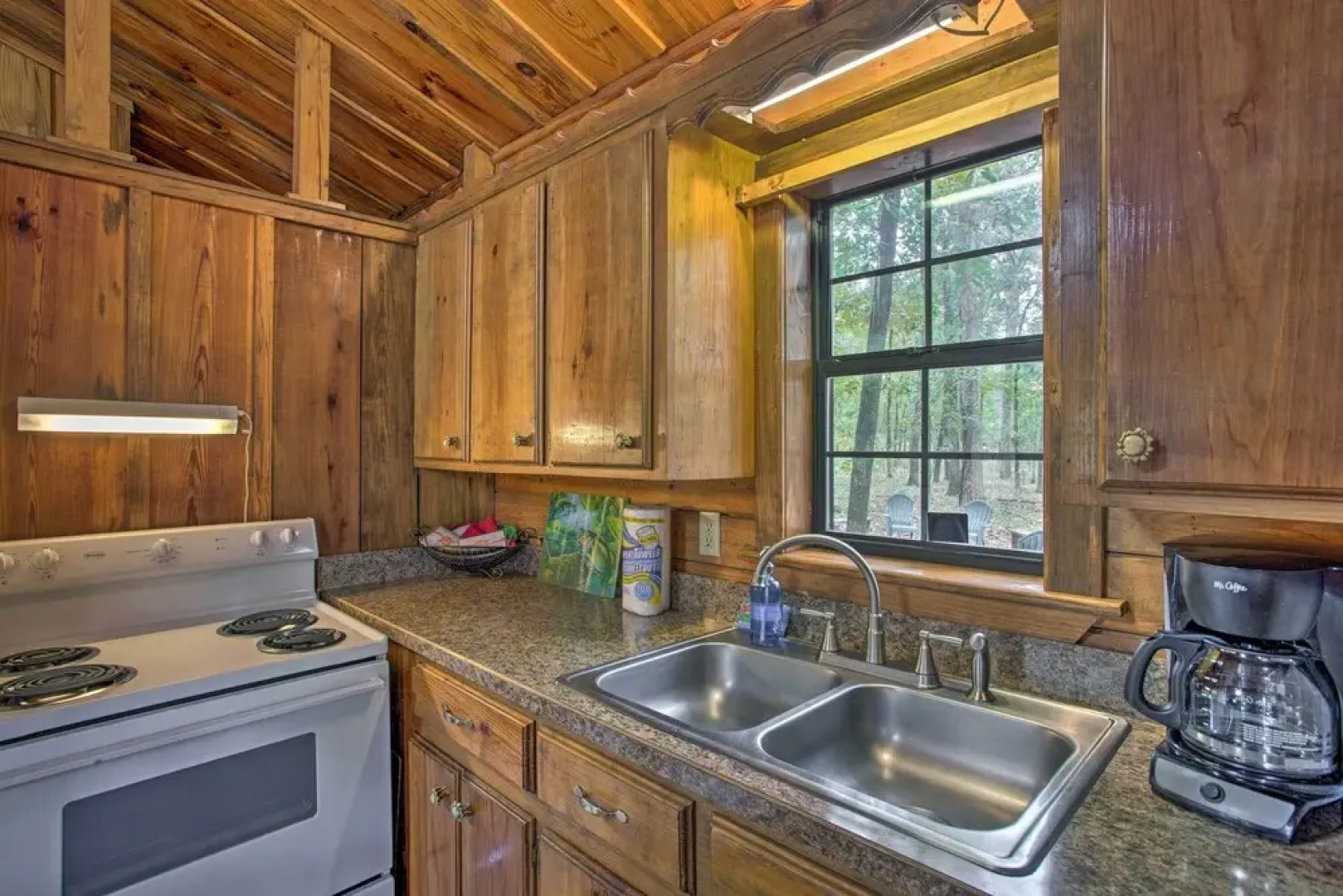 Timber Brooke Cabin: Hot Tub & Central Location!