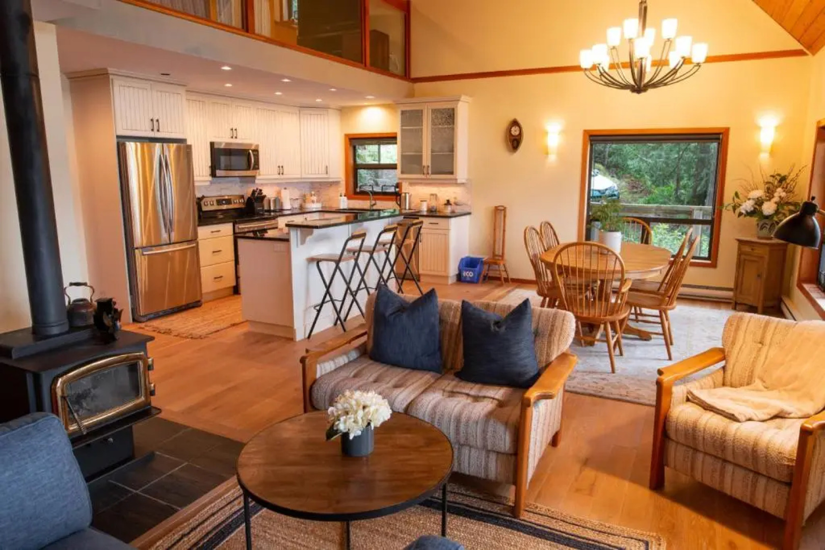 The Overlook, Luxury Lakeside Home with Dock