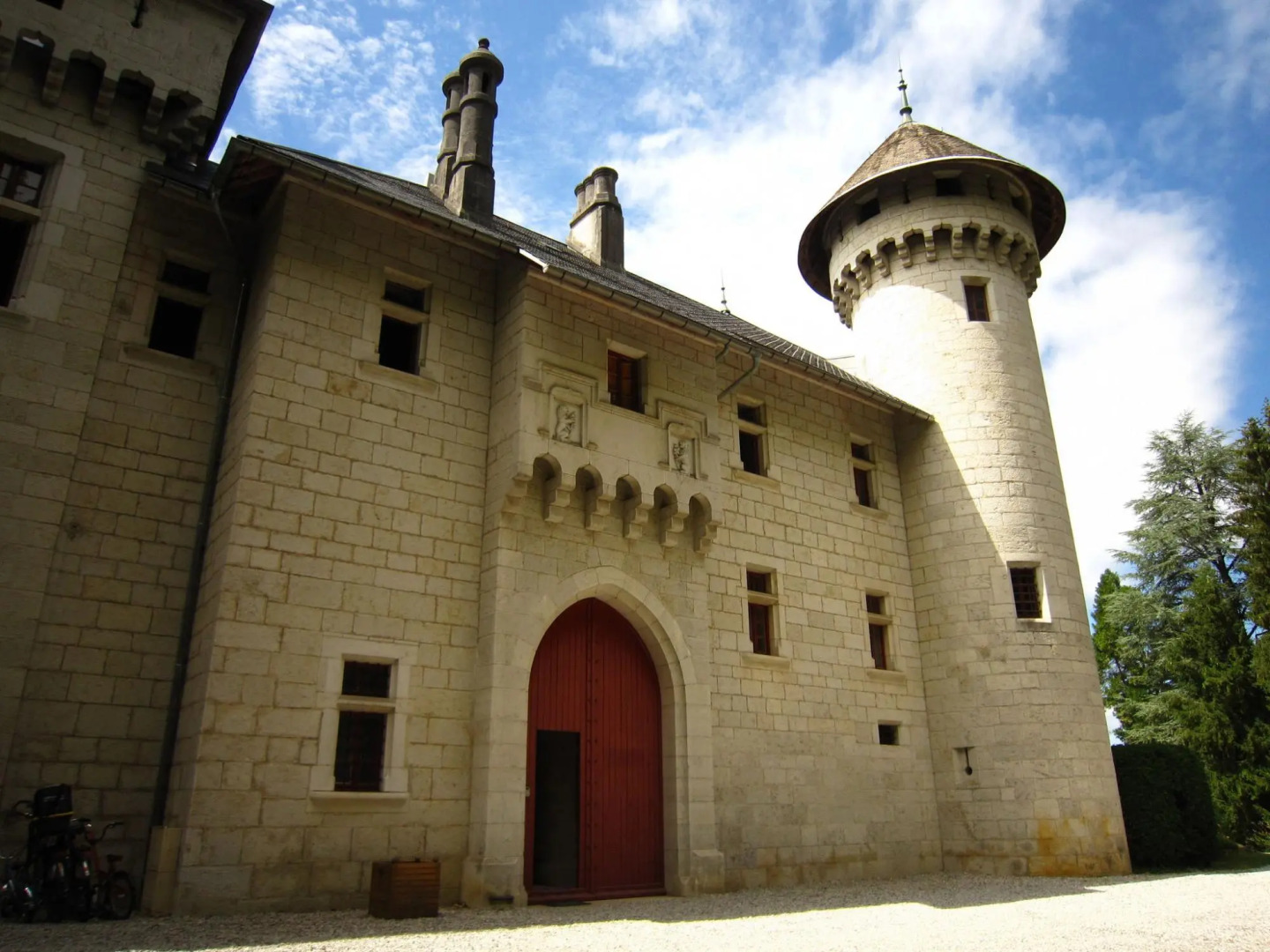 Alluring Castle in Serrières-en-chautagn With Pool