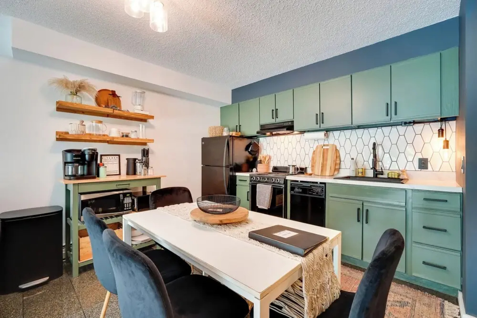 Ski-in/ski-out Magic Mountain Condo w/ Deck!