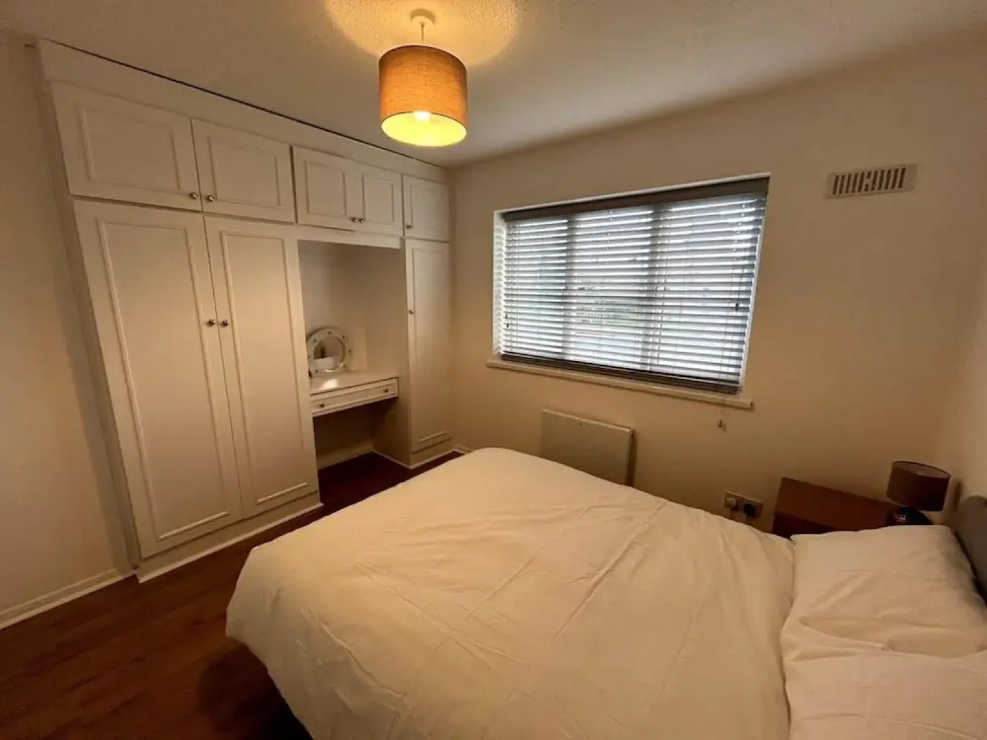 Essex 2 Bed Flat Near Station With Free Parking