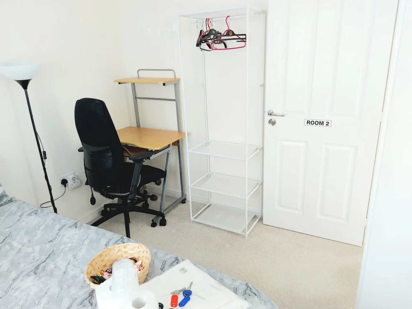 Room in Guest Room - Double Room, Full Kitchen, Smart TV, Shared Bathroom in 3-bed Home