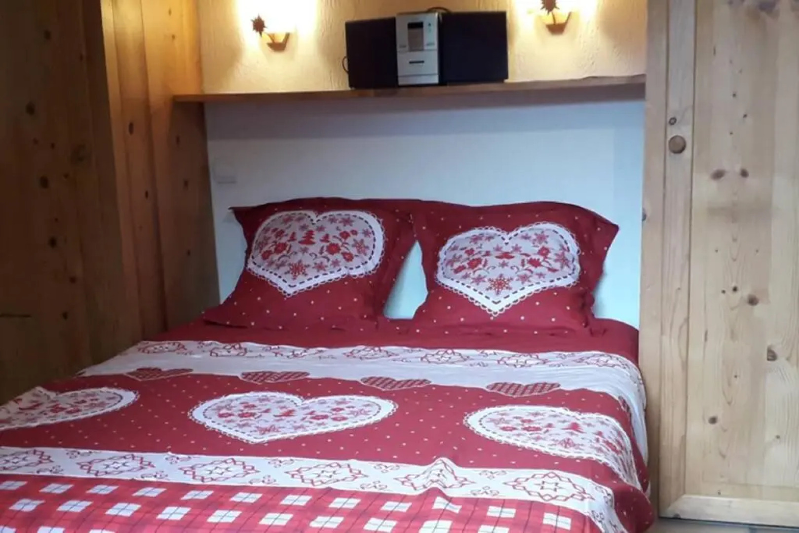 A4 km de Megève très joli studio avec jacuzzi ,vue sur les montagnes au calme