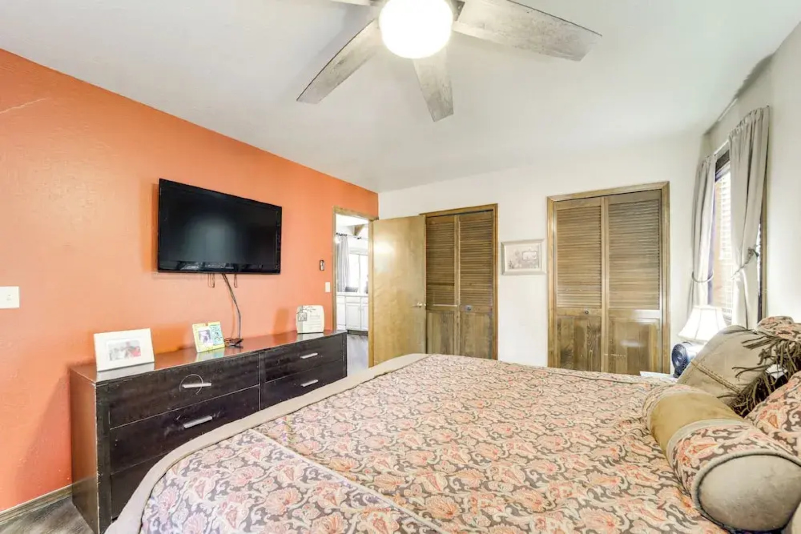 Fire Pit & Wraparound Porch: Munds Park Cabin!