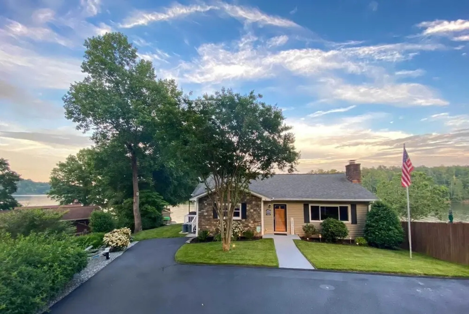 'paradise Lakehouse' in Hickory w/ Dock & Views!