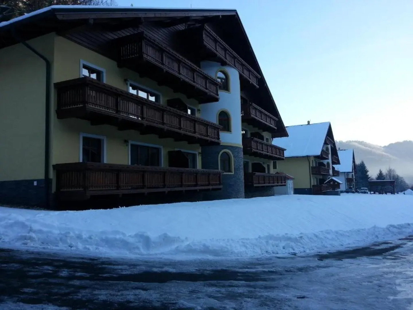 Apartman Naji - Tale