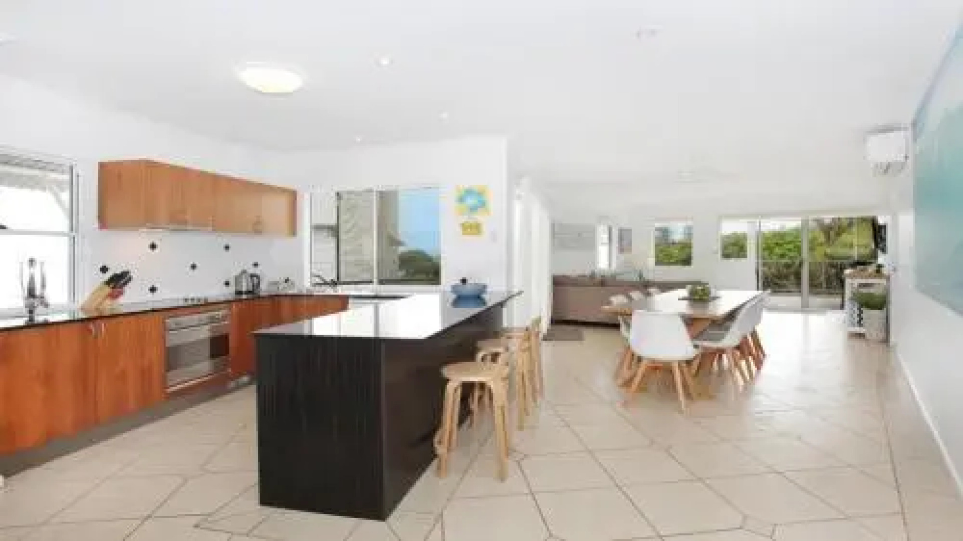 Unit 2, Beach Gallery, 9 Andrew Street Point Arkwright, 500 Bond, Linen Supplied