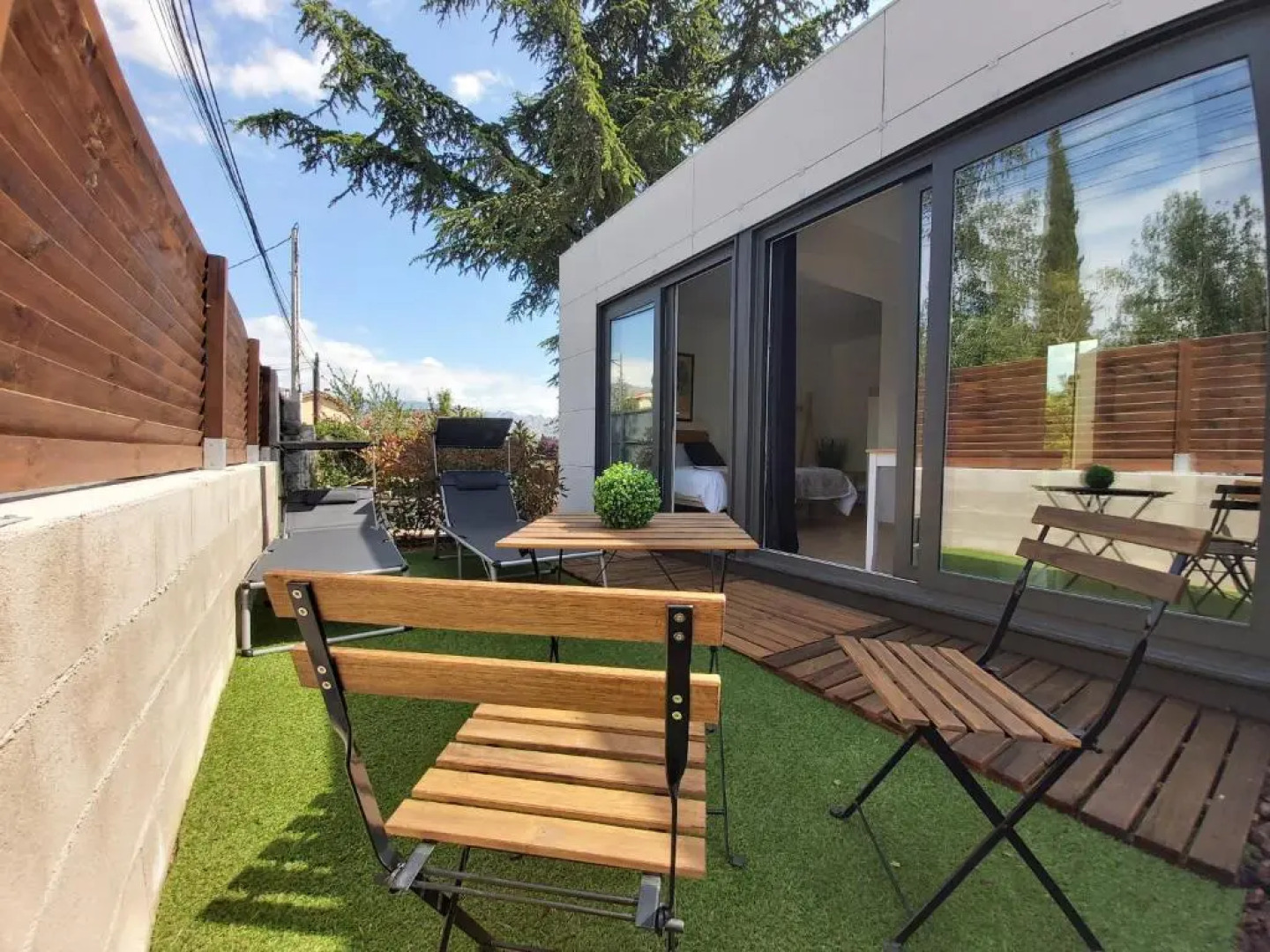 Acero y Piedra Apartamentos con jardín