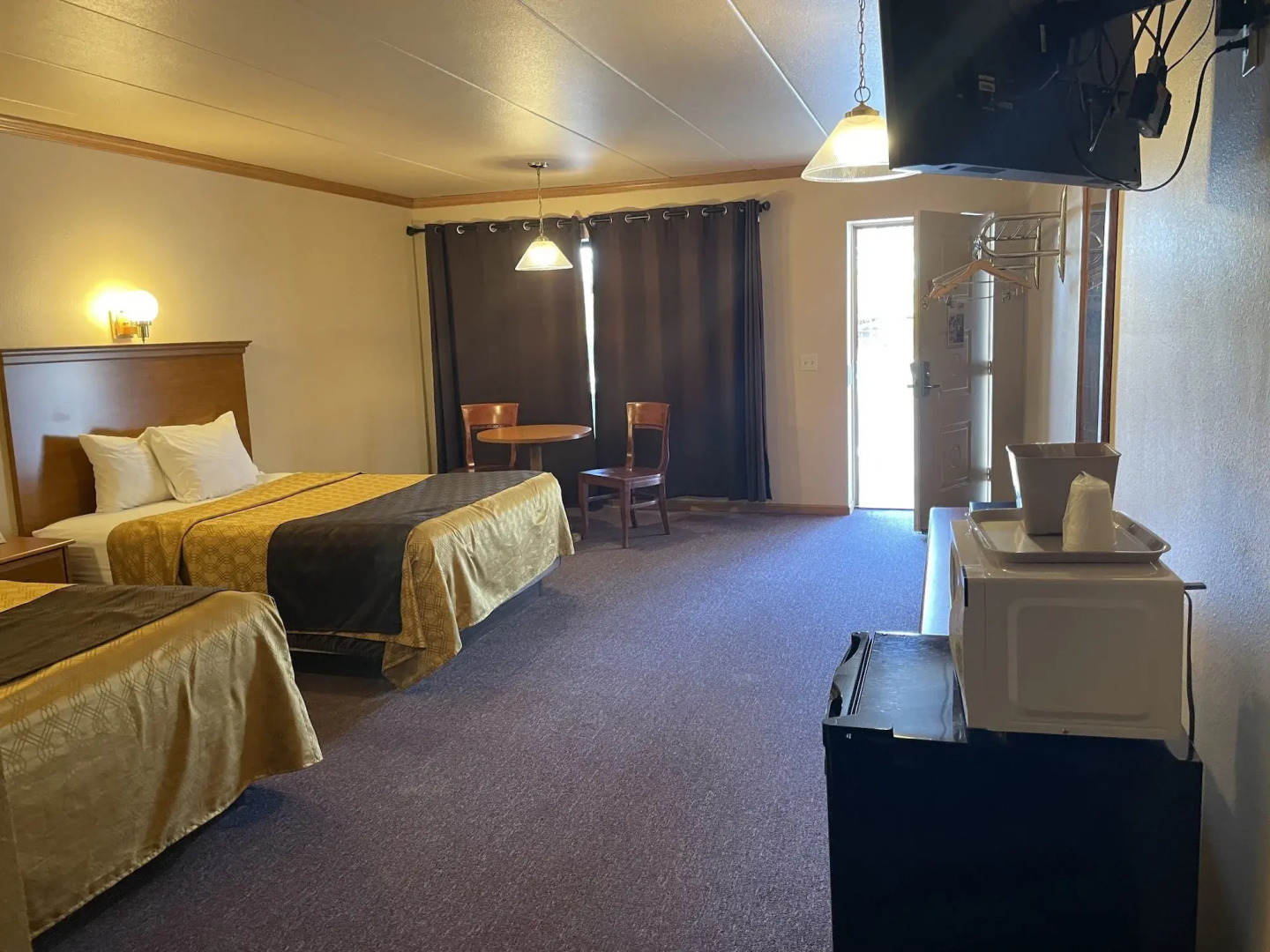 Amber's Inn & Suites