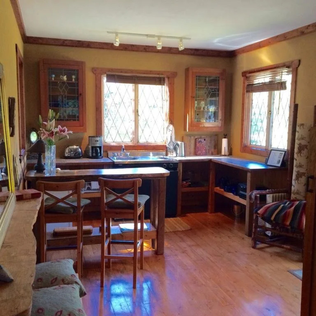 Alderwood Cottage & Suite - Bowen Island