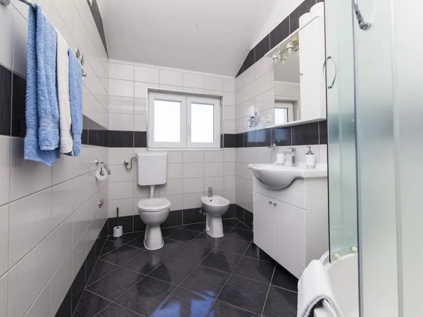 Restful Villa in Brodarica With Sauna