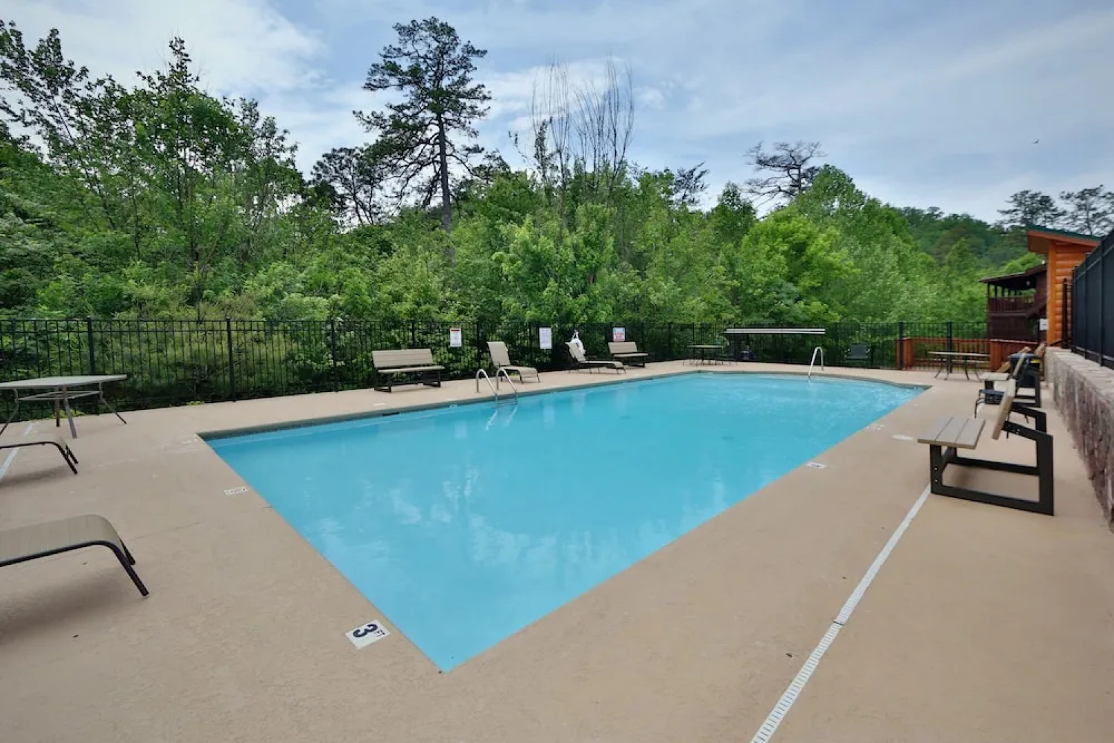 Smoky Cascades 1 Br cabin by RedAwning